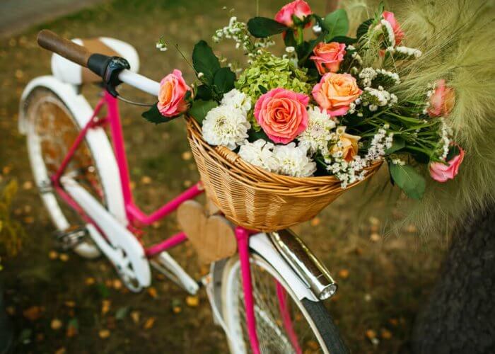 florysta z elementami dekoracji wnętrz foto główne wpisu